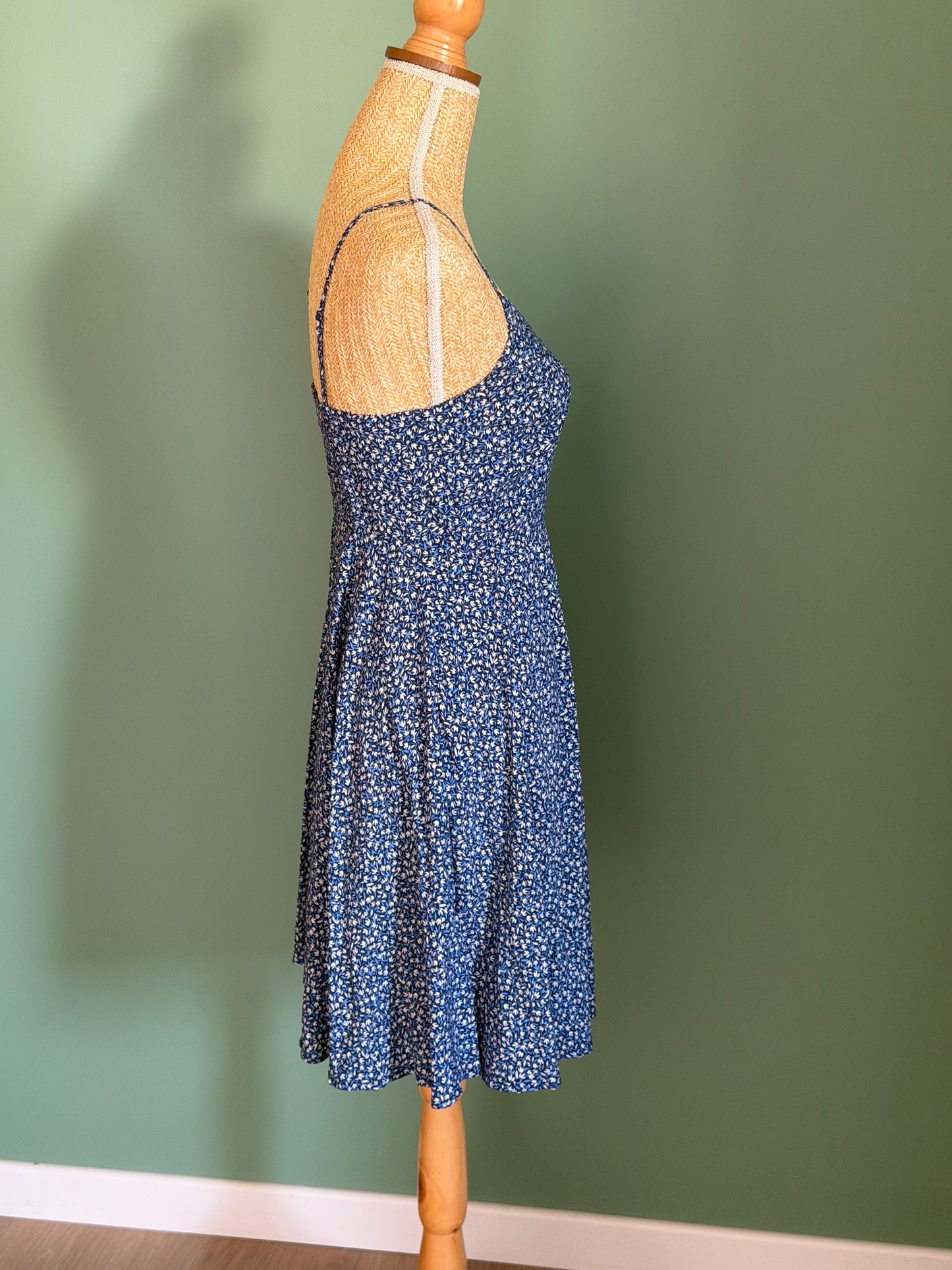 Robe bleue fleurie à fines bretelles – Taille S