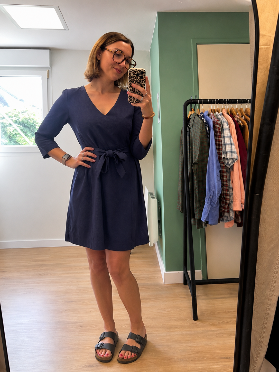 Robe bleu marine Burton of London ceinturée à décolleté V – Taille 38