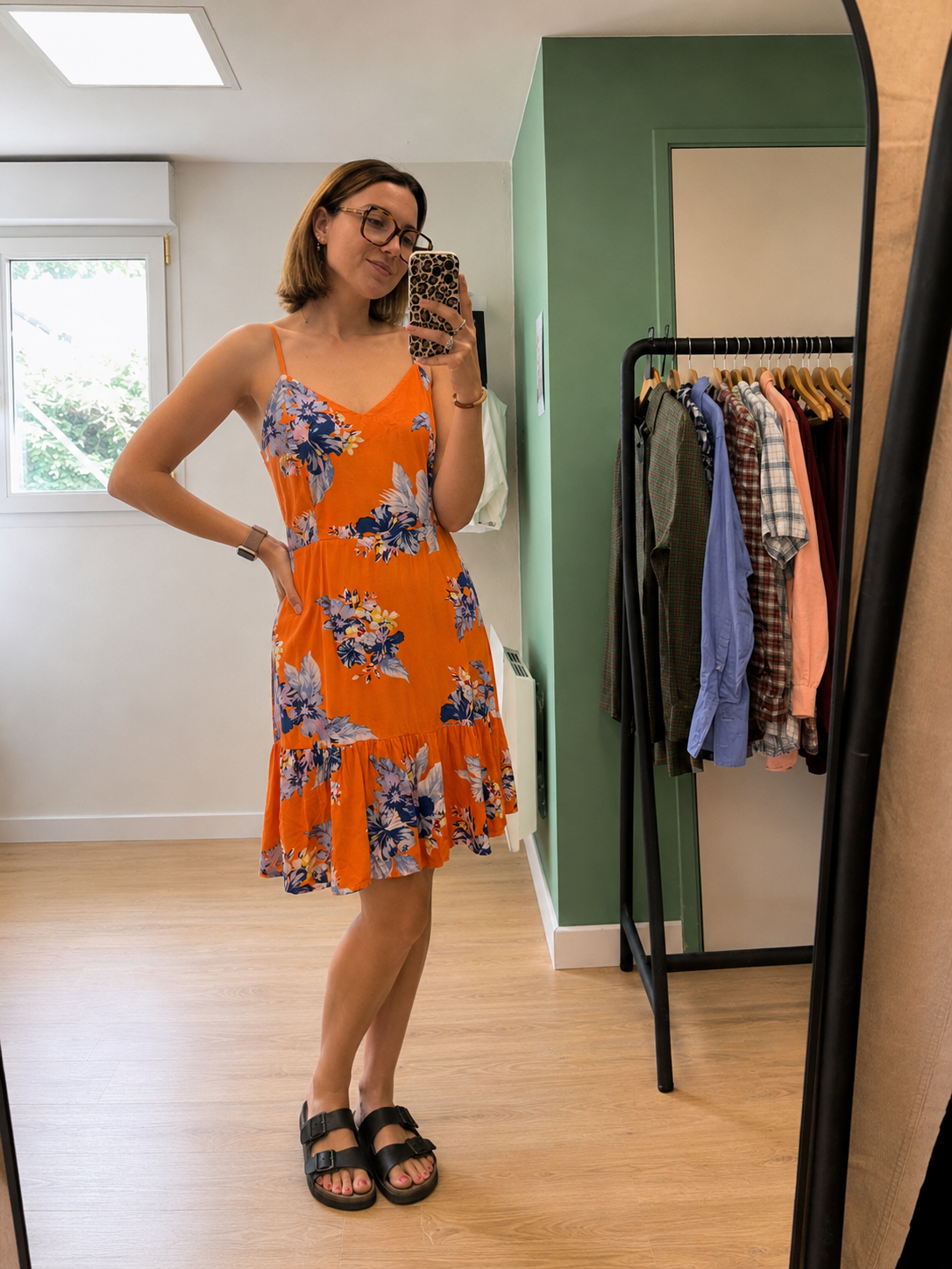 Robe fluide fleurie orange à fines bretelles – Taille M