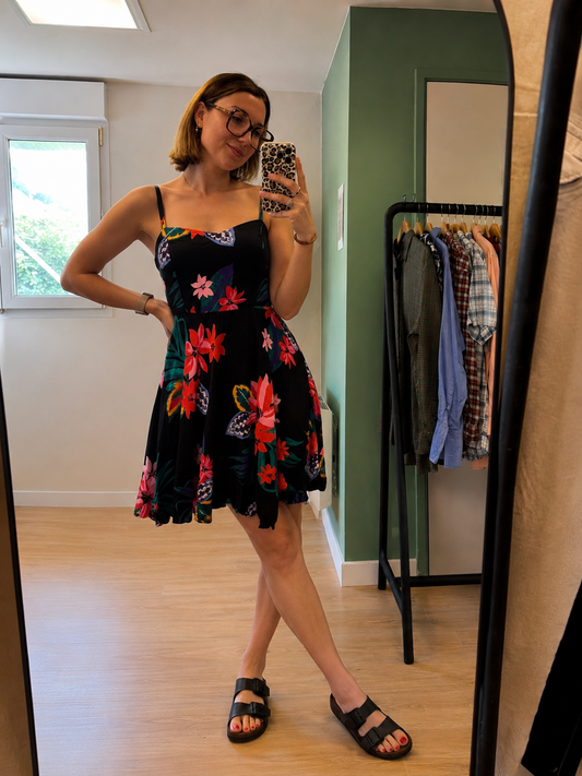 Robe patineuse noire à fleurs multicolores – Taille M