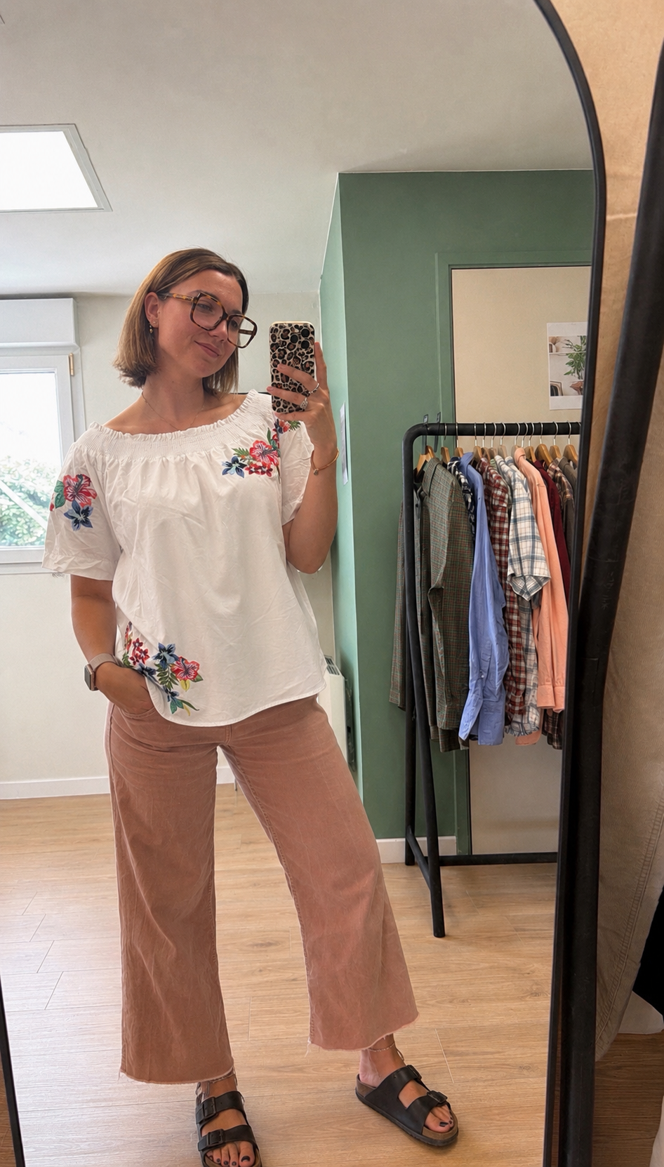 Blouse blanche à épaules dénudées brodée fleurs – Taille M/L