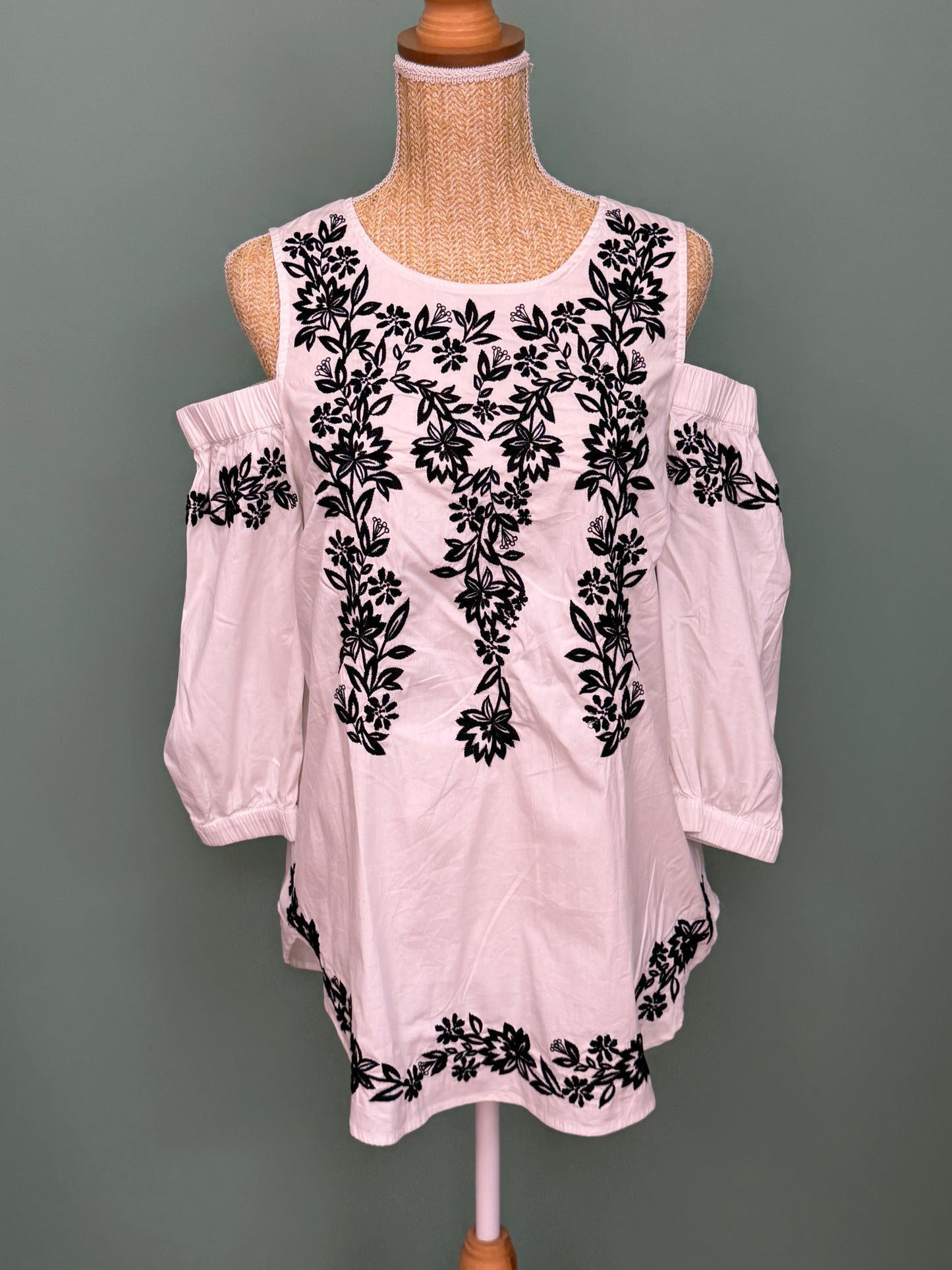 Blouse blanche brodée noire épaules dénudées femme M