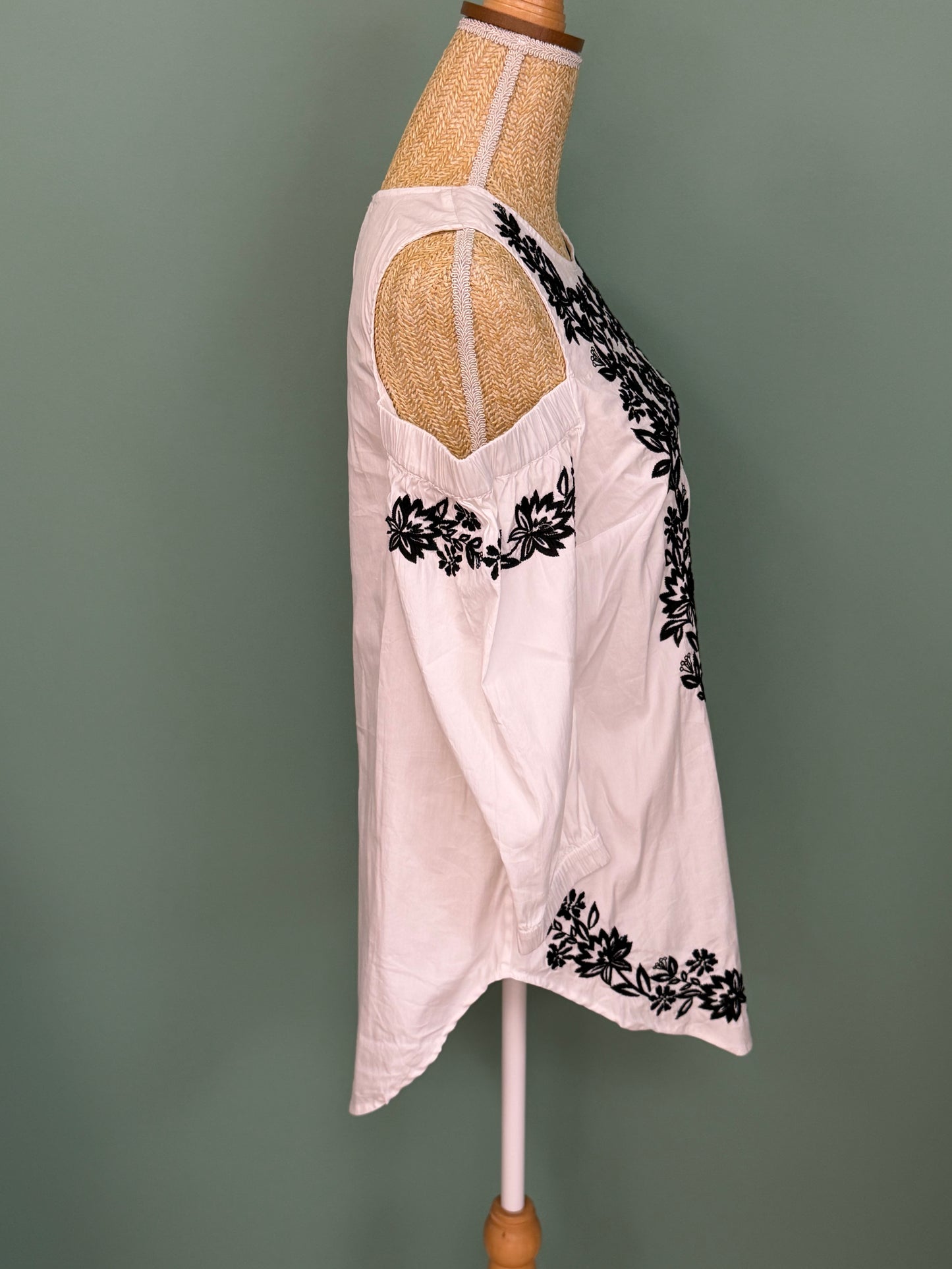 Blouse blanche brodée noire épaules dénudées femme M