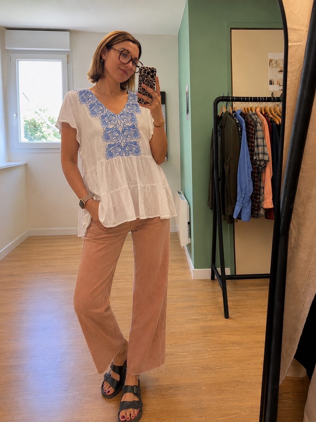 Blouse blanche brodée bleue manches courtes femme M