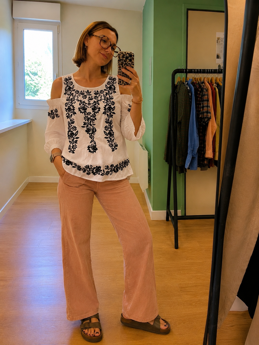 Blouse blanche brodée noire épaules dénudées femme M